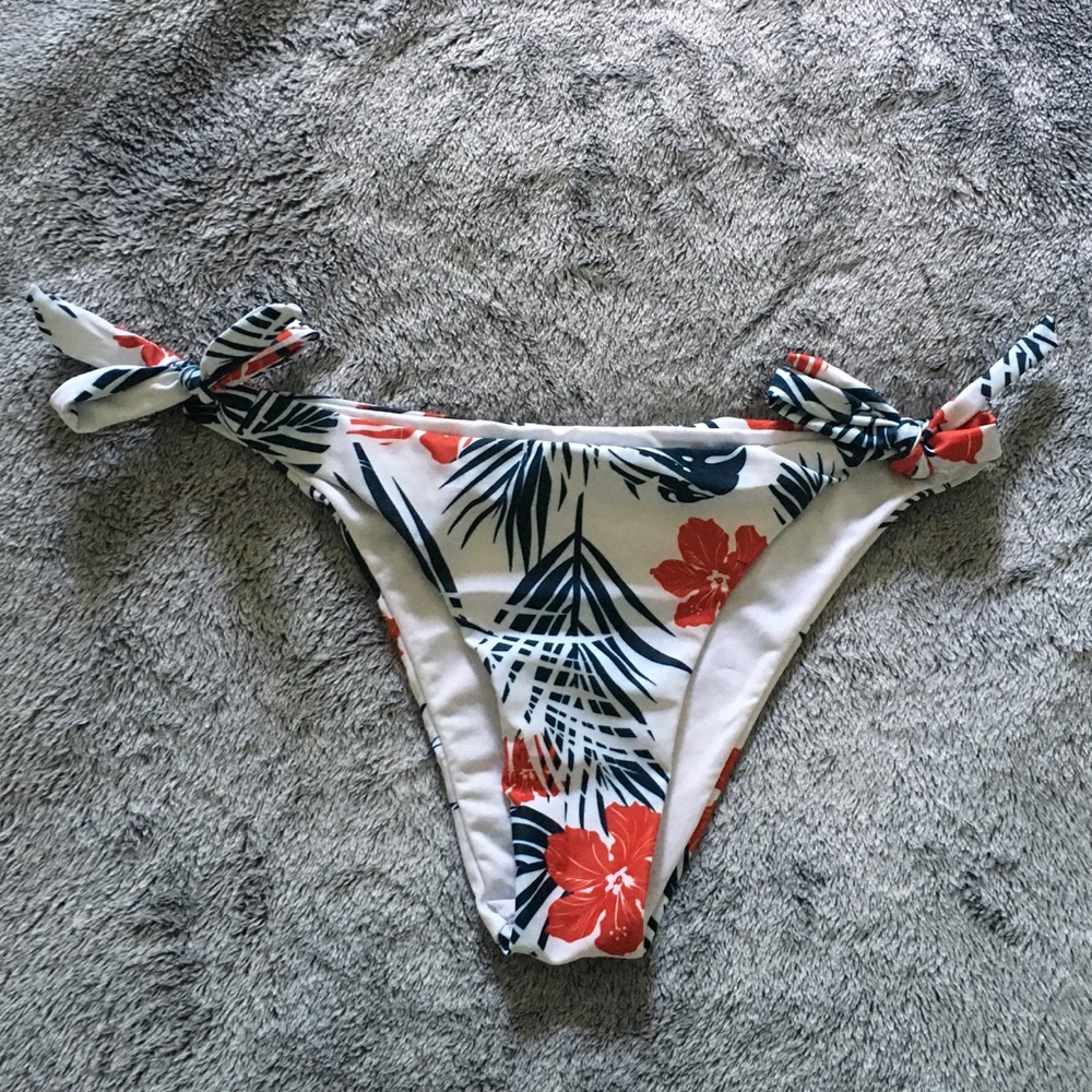 NWOT Cheeky bikini bottoms